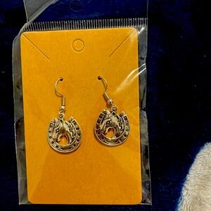 🩶NIP🩶- Horsehead earrings